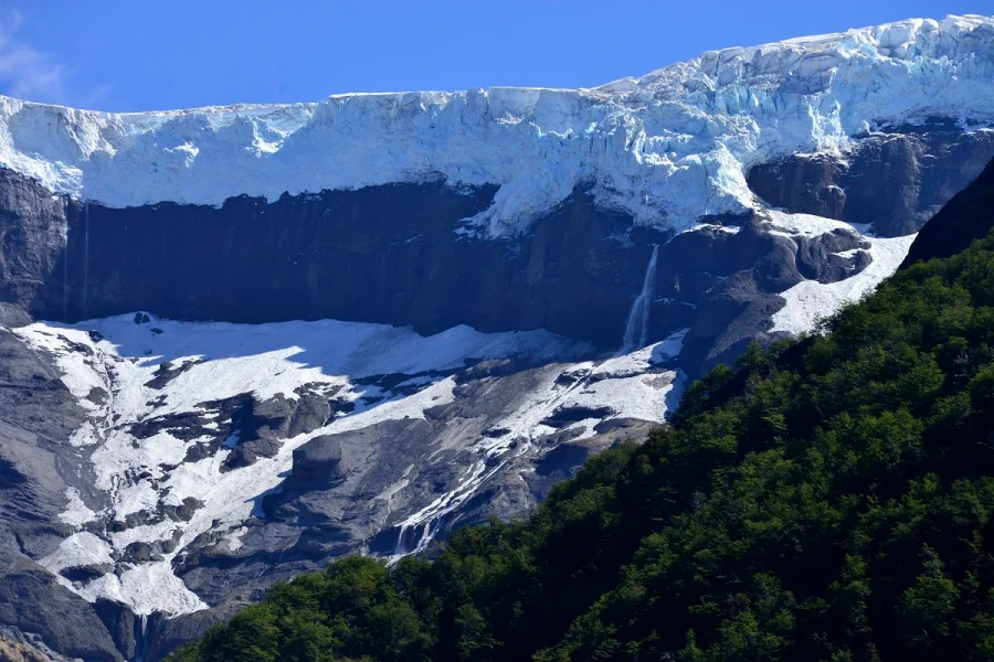 Cerro Tronador, Ventisquero Negro y Cascada de Los Alerces